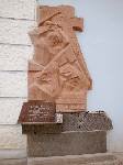 Мемориальная стелла-обелиск установлена при входе в тюрьму-музей